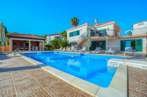 Villa Rasotica Nice villa with plenty of space Excellent yard with large pool and outdoor kitchen